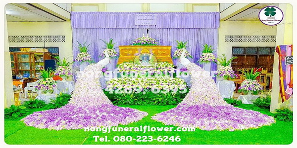 ดอกไม้งานศพสวยหรู ประดับนกยูง จัดดอกไม้หน้าศพนกยูง ดอกไม้หน้าหีบตกแต่งนกยูง ดอกไม้งานขาวดำสวยๆ ดอกไม้เมรุ สวยงาม ราคาไม่แพง แบบที่ 5