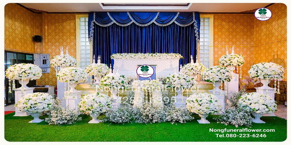 จัดดอกไม้งานศพสีขาว จัดดอกไม้สีขาวสวยหรูประดับพิธีศพ ดอกไม้หน้าศพสีขาว ดอกไม้หน้าหีบสีขาว ดอกไม้หน้าเมรุ รูปแบบทันสมัย สวยหรูหรา ราคาถูก แบบที่ 39