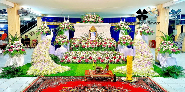 ดอกไม้งานศพสวยหรู ประดับนกยูง แบบที่ 11