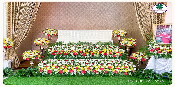 ดอกไม้หน้าศพทันสมัย ดอกไม้งานศพโมเดิร์น ดอกไม้หน้าหีบสวยๆ ดอกไม้ประดับหน้าหีบสวยงามสง่า ดอกไม้หน้าเมรุ ราคาไม่แพง แบบที่ 31