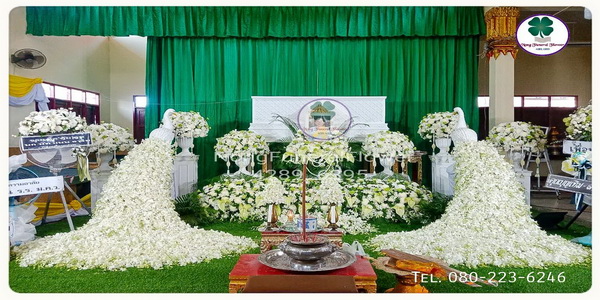 ดอกไม้งานศพสวยหรู ดอกไม้หน้าศพสีขาว จัดดอกไม้หน้าหีบโทนสีขาว ประดับนกยูง รูปแบบทันสมัย สวย สง่างาม ราคาถูกที่สุด แบบที่ 32