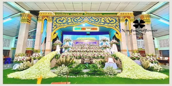 ดอกไม้หน้าศพพร้อมสวน & ดอกไม้งานศพสวยหรู ประดับนกยูง แบบที่ 12
