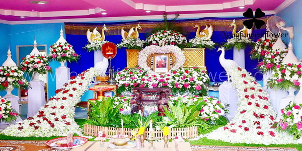 ดอกไม้หน้าศพพร้อมสวน & ดอกไม้งานศพสวยหรู ประดับนกยูง แบบที่ 10