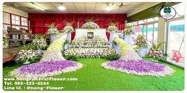 จัดดอกไม้งานศพนกยูงสวยหรูหราราคาไม่แพง จัดดอกไม้หน้าศพนกยูงหลายรูปแบบ จัดดอกไม้หน้าหีบแบบนกยูงงานศพ จัดงานศพประดับนกยูง ดอกไม้หน้าเมรุ แบบที่ 49