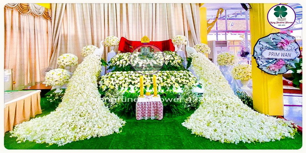 รับจัดดอกไม้งานศพ & จัดดอกไม้หน้าศพ สีขาว สวยหรู ทันสมัย ประดับนกยูง อลังการ ราคาไม่แพง แบบที่ 22