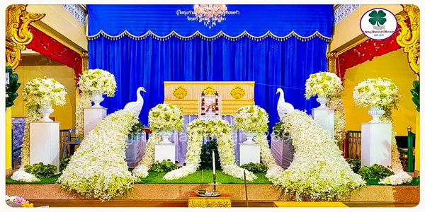 ดอกไม้หน้าศพสวยงาม & ดอกไม้งานศพสวยหรู ประดับนกยูง รูปแบบทันสมัย แบบที่ 19
