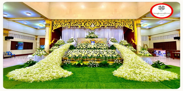 ดอกไม้หน้าศพพร้อมสวน & ดอกไม้งานศพสวยหรู ประดับนกยูง แบบที่ 16