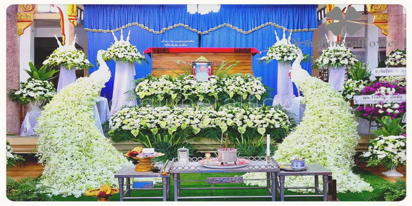  ดอกไม้หน้าศพพร้อมสวน & ดอกไม้งานศพสวยหรู ประดับนกยูง แบบที่ 14