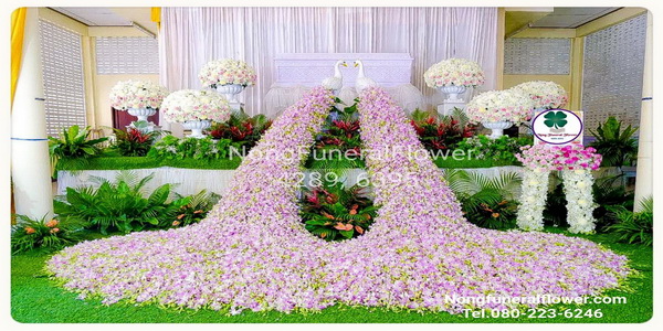 จัดดอกไม้งานศพนกยูงสวยหรูพร้อมสวน ดอกไม้หน้าศพแบบสวนนกยูง ดอกไม้หน้าหีบชุดนกยูงสวยๆ สวนนกยูงงานศพ สวนนกยูงหน้าศพ ดอกไม้ประดับหน้าเมรุ แบบที่ 38