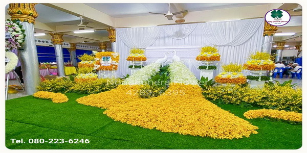 จัดดอกไม้งานศพแบบนกยูงสวยหรู จัดดอกไม้หน้าศพประดับนกยูง จัดดอกไม้หน้าหีบชุดนกยูงสง่างาม จัดดอกไม้หน้าเมรุนกยูง นกยูงดอกไม้สดในงานพิธีศพ แบบที่ 36