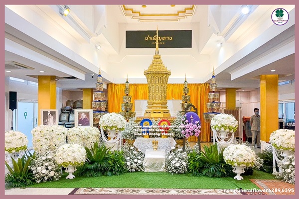 ดอกไม้งานศพพระราชทานเพลิง จัดงานศพพระราชทานเพลิง ดอกไม้หน้าหีบพระราชทาน ดอกไม้งานศพสวยหรู ประดับนกยูง ดอกไม้หน้าศพรูปแบบทันสมัย แบบที่ 1