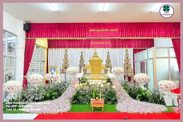 จัดงานศพครบวงจร หีบศพราคาถูก จัดงานศพพระราชทานเพลิง ดอกไม้หน้าศพรูปแบบทันสมัยประดับนกยูง ดอกไม้ประดับหน้าโกศทอง ดอกไม้หน้าหีบพระราชทาน พิธีศพราคาถูก 2