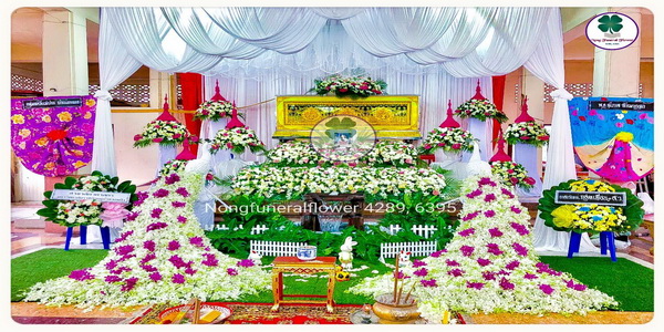ดอกไม้หน้าศพพร้อมสวน & จัดดอกไม้งานศพ สวยหรู ประดับนกยูง  แบบที่ 23
