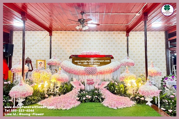 ดอกไม้หน้าศพพร้อมสวน ดอกไม้งานศพสวยหรูประดับนกยูง ดอกไม้หน้าหีบแบบนกยูง นกยูงงานศพ จัดงานศพแบบนกยูง ดอกไม้หน้าหีบนกยูง ดอกไม้หน้าเมรุ แบบที่ 4