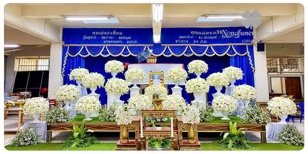 ดอกไม้งานศพสีขาวสวยหรู & ดอกไม้หน้าศพ แบบทันสมัย โมเดิร์น สง่างาม แบบที่ 9