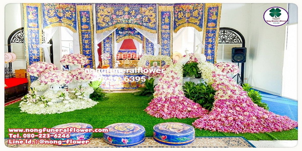 จัดดอกไม้งานศพสวยหรูพร้อมสวน ดอกไม้หน้าศพประดับสวน ดอกไม้หน้าหีบแบบสวน จัดสวนดอกไม้ในงานศพ สวนนกยูงดอกไม้สดงานศพแบบจีน ดอกไม้หน้าหีบโมเดิร์น แบบที่ 50