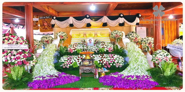 ดอกไม้หน้าศพพร้อมสวน & ดอกไม้งานศพสวยหรู ประดับนกยูง แบบที่ 17