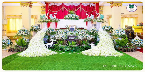 ดอกไม้งานศพ ดอกไม้หน้าศพ ดอกไม้ประดับหน้าหีบศพ สวนงานศพ สวนดอกไม้ในงานศพ สวยหรู อลังการ พร้อมนกยูง สง่างาม ราคาถูกที่สุด แบบที่ 28