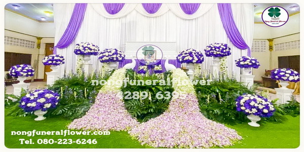  จัดดอกไม้หน้าศพพร้อมสวนนกยูงสวยหรู จัดดอกไม้หน้าศพนกยูงสวยๆ จัดดอกไม้หน้าหีบแบบสวนงานศพนกยูง ดอกไม้หน้าเมรุ ดอกไม้งานขาวดำประดับนกยูงหรูหรา แบบที่ 41