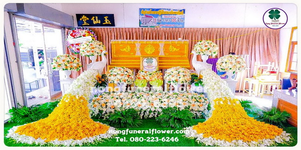 ดอกไม้หน้าศพแบบสวนนกยูง ดอกไม้งานศพสวยๆ ดอกไม้หน้าหีบสวยหรู ดอกไม้งานขาวดำสวยๆ ดอกไม้หน้าเมรุสีขาว ประดับนกยูง สวยสง่า ราคาถูก แบบที่ 40