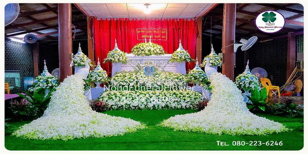 ดอกไม้หน้าศพนกยูง ดอกไม้งานศพประดับนกยูง ดอกไม้หน้าหีบนกยูง โทนสีขาว พร้อมสวนหน้าศพ สวยหรู อลังการ ราคาไม่แพง แบบที่ 34