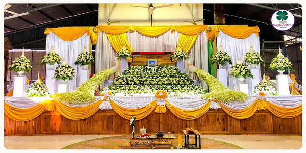 รับจัด ดอกไม้หน้าศพ ดอกไม้งานศพ ดอกไม้หน้าหีบ สีขาว สวยหรู ทันสมัย โมเดิร์น ประดับนกยูง สง่างาม ราคาไม่แพง แบบที่ 27